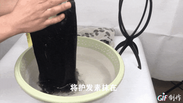 打理假发正确步骤1:入水抹护发素 打理假发正确步骤1:入水抹护发素