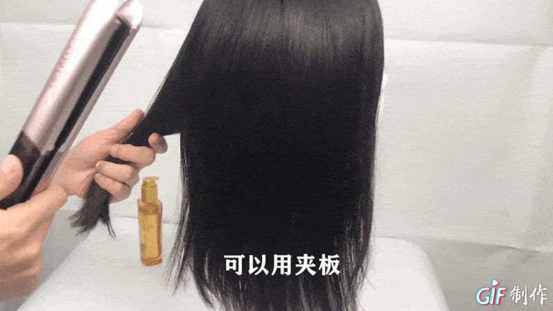 打理假发正确步骤4:轻柔拉直 打理假发正确步骤4:轻柔拉直