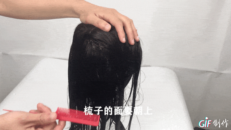打理假发正确步骤5:90度梳发 打理假发正确步骤5:90度梳发