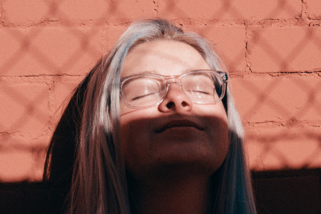 女性怎么造成斑秃的？能治吗？