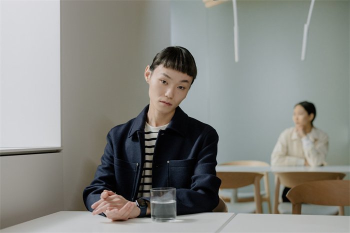 发际线一圈长痘痘怎么回事？权威医生解答