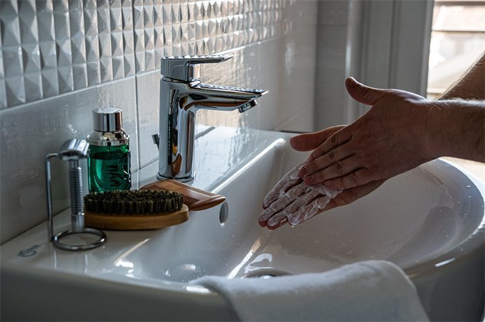男生发际线过高怎么改善？医生解答