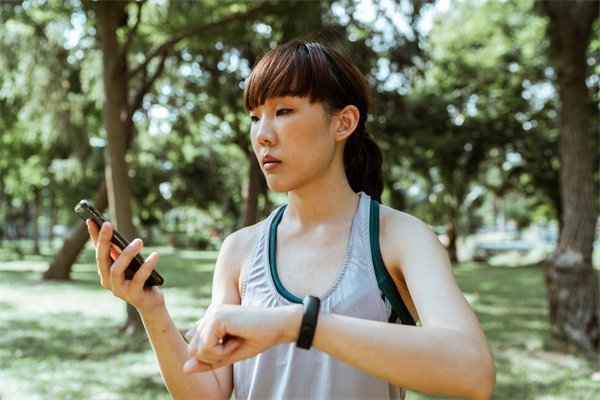 发际线低怎么调整头发？