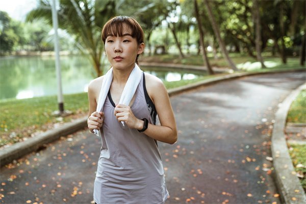 锥子脸发型发际线高怎么办？有这几种发型