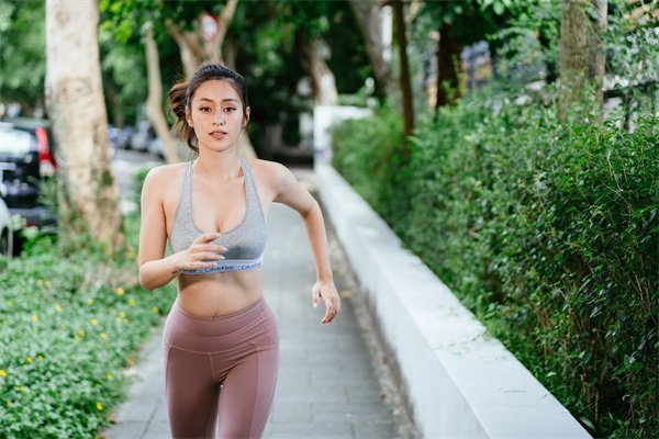 年纪轻轻的怎么会发际线好高？发际线像清朝人一样？ 