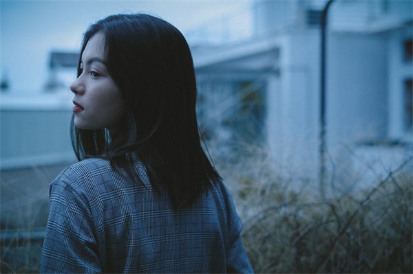 不留刘海发际线越来越高怎么办？可以尝试这些发型！