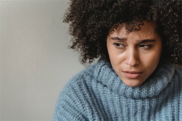 女人发际线高怎么改善发型？