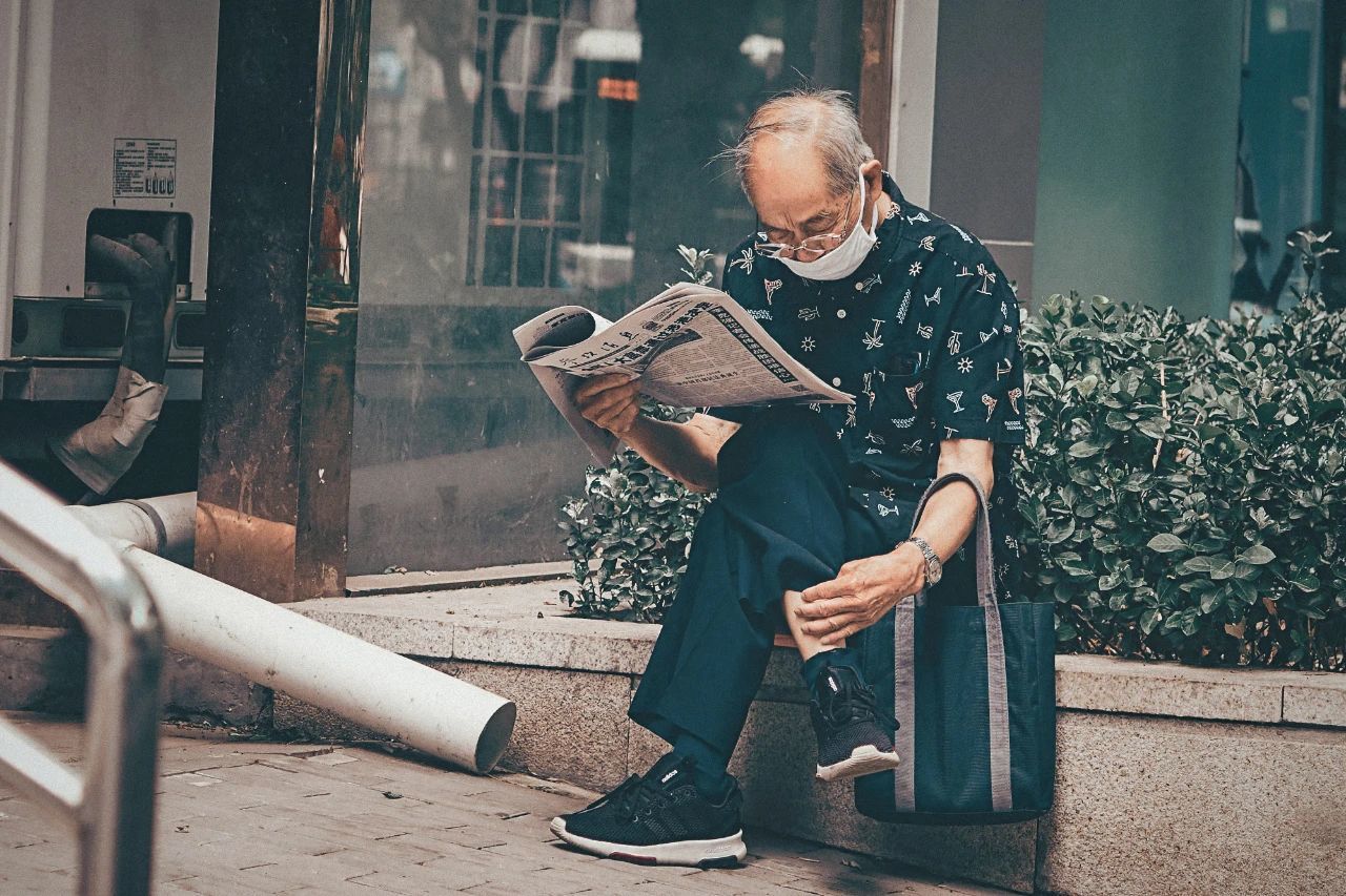 再普通不过的老人