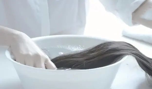 洗涤时不要用力搓拧