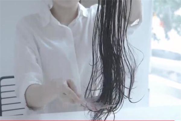 再次用梳子梳理好假发,放在阴凉处阴干即可 再次用梳子梳理好假发,放在阴凉处阴干即可